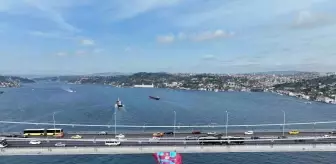 Son dakika haberleri... 15 Temmuz Şehitler Köprüsü'ne asılan Trabzonspor bayrağı havadan görüntülendi