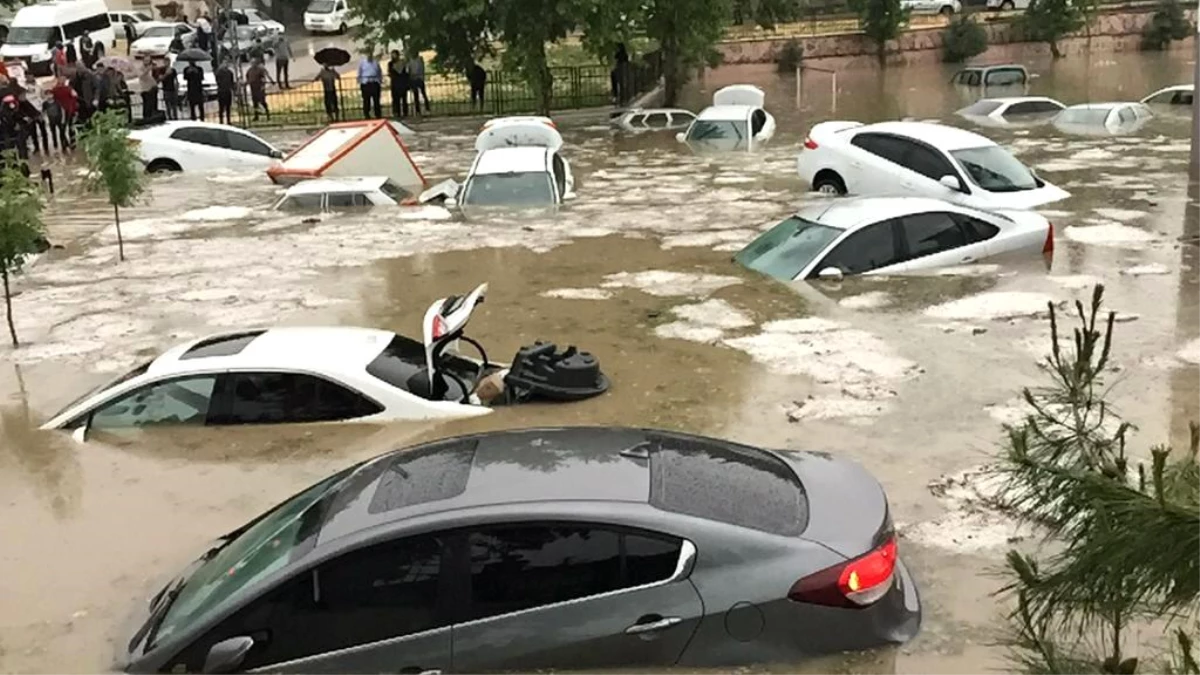 Araçlar sel suları altında kaldı