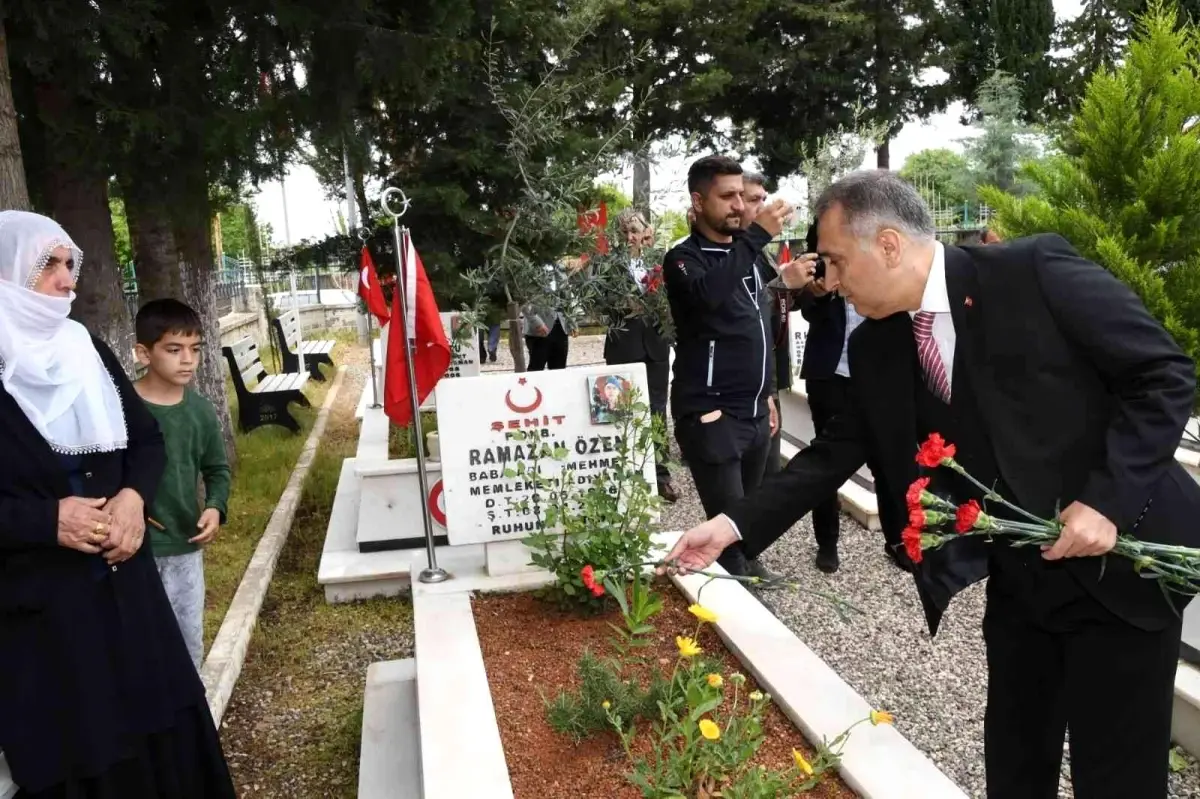 Son Dakika | Adıyaman\'da bayram arifesinde şehitlik ziyaret edildi