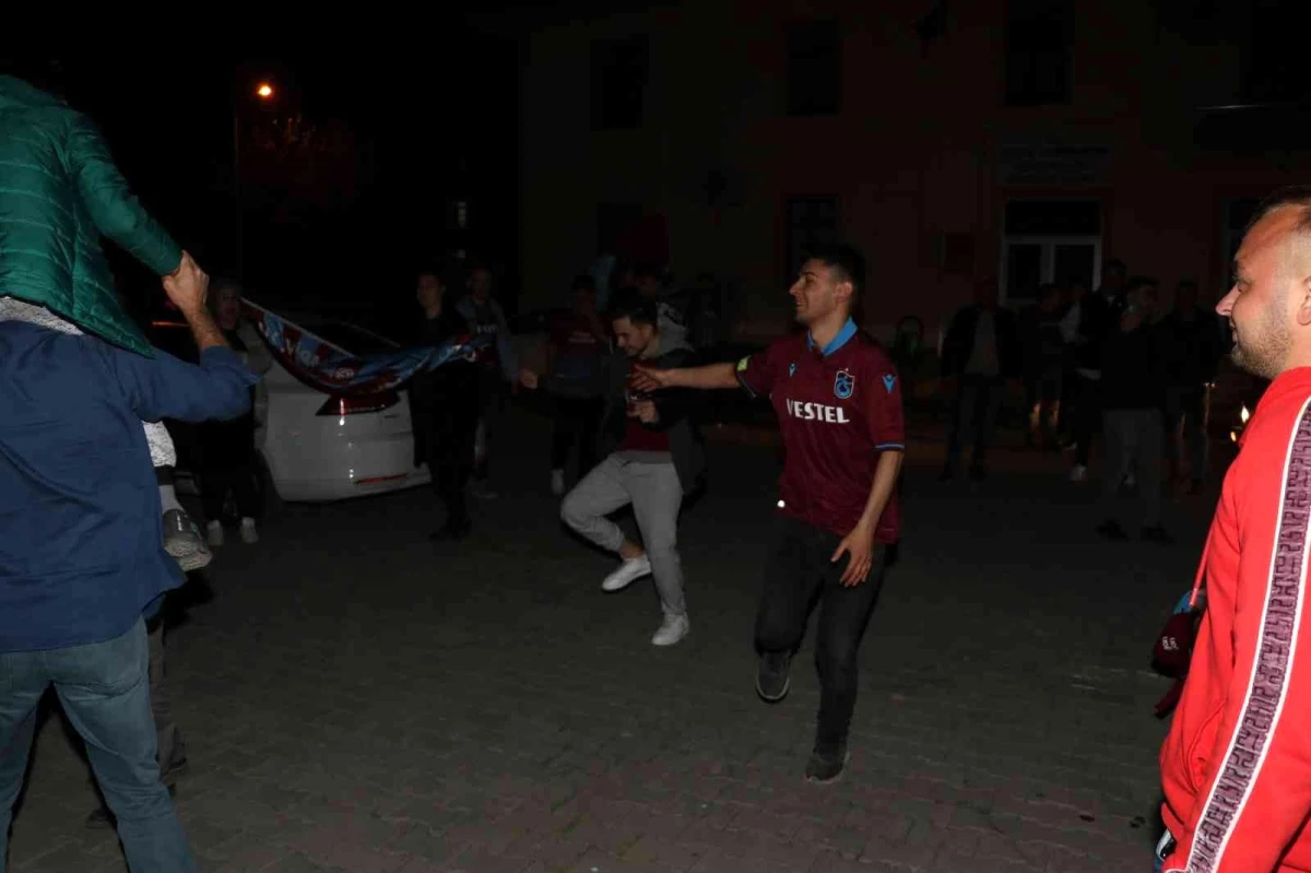 Amasya\'da Trabzonspor taraftarlarının şampiyonluk kutlaması
