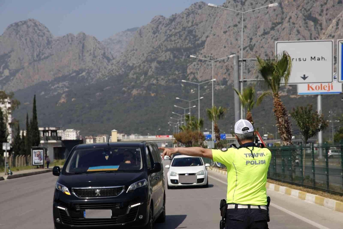 Antalya\'da 670 personelle Türkiye Güven Huzur Uygulaması