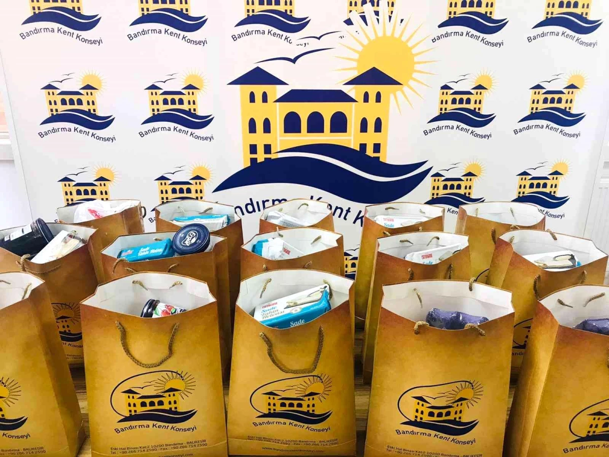 Bandırma Kent Konseyi Arefe günü 100 aileye kahvaltı paketi dağıttı