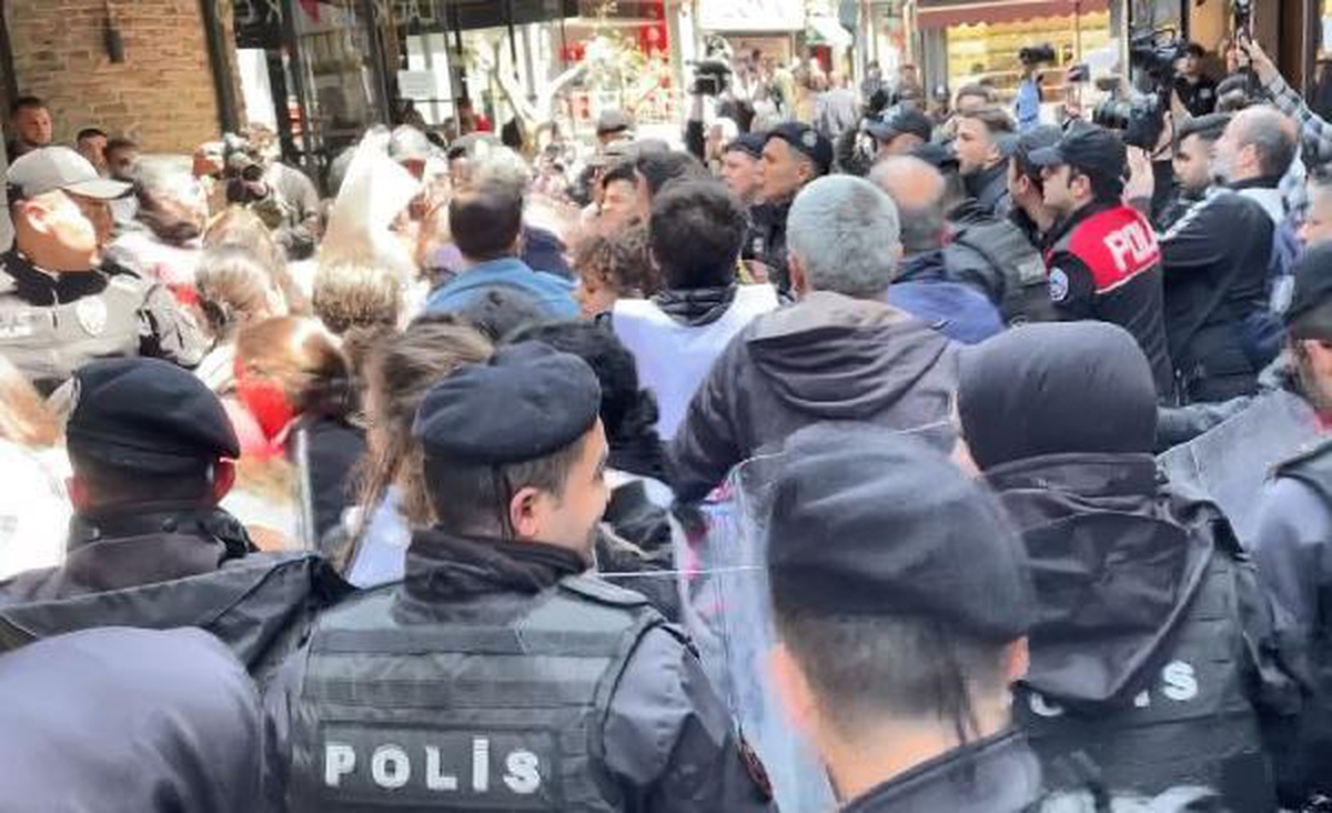 BEŞİKTAŞ\'TAN TAKSİM\'E YÜRÜMEYE ÇALIŞAN GRUBA POLİS MÜDAHALESİ: 24 GÖZALTI