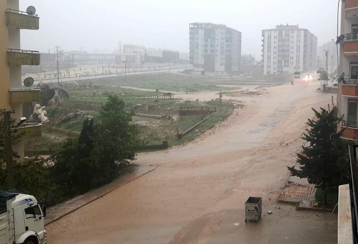 Besni\'de beklenen şiddetli yağmur dolu ile birlikte geldi