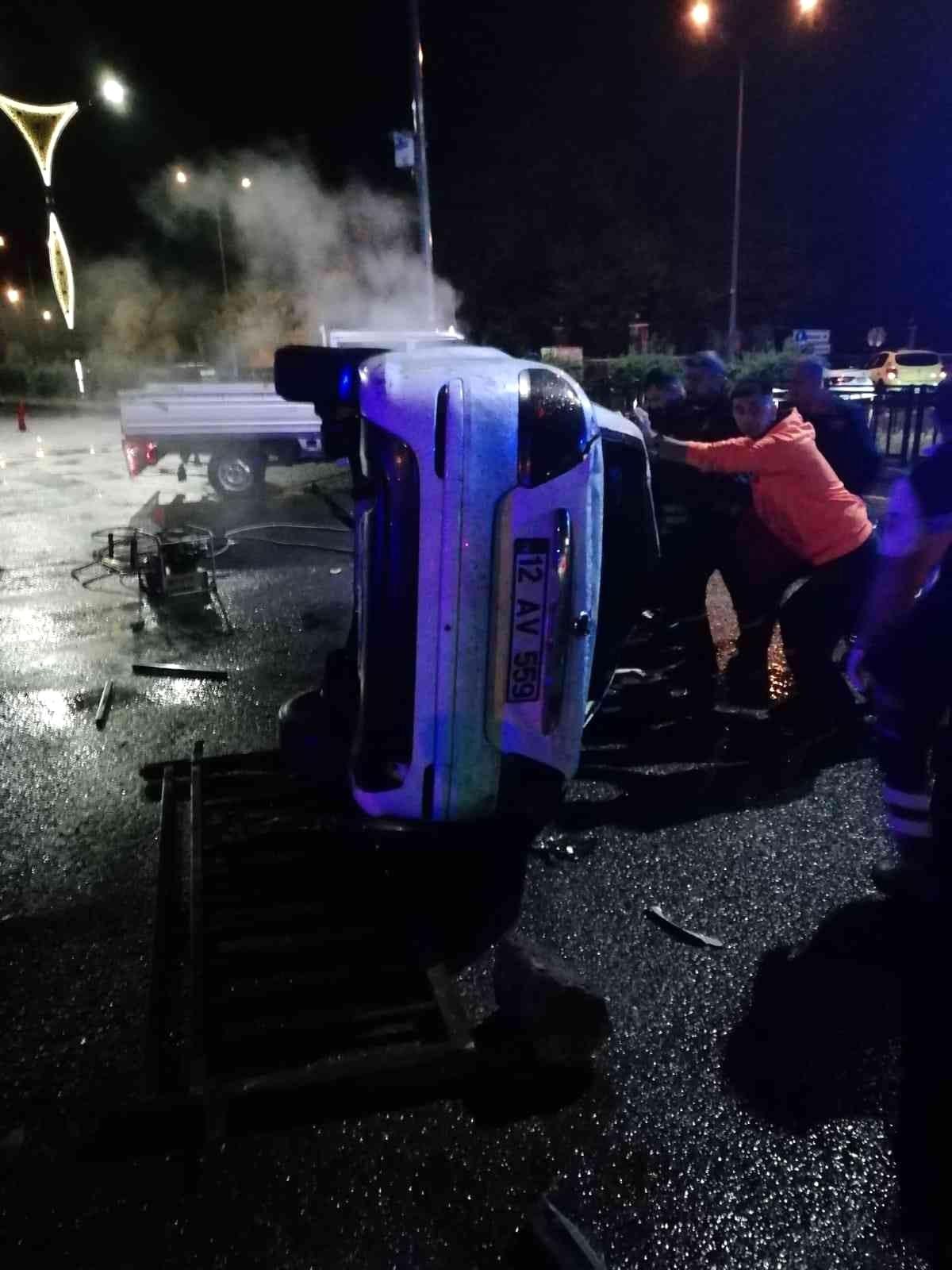 Bingöl\'de kontrolden çıkan otomobil bariyerler çarptı: 2 ölü
