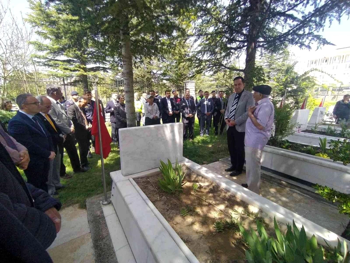 Bolvadin\'de protokol önce şehitlere dua etti ardından mezarları temizledi