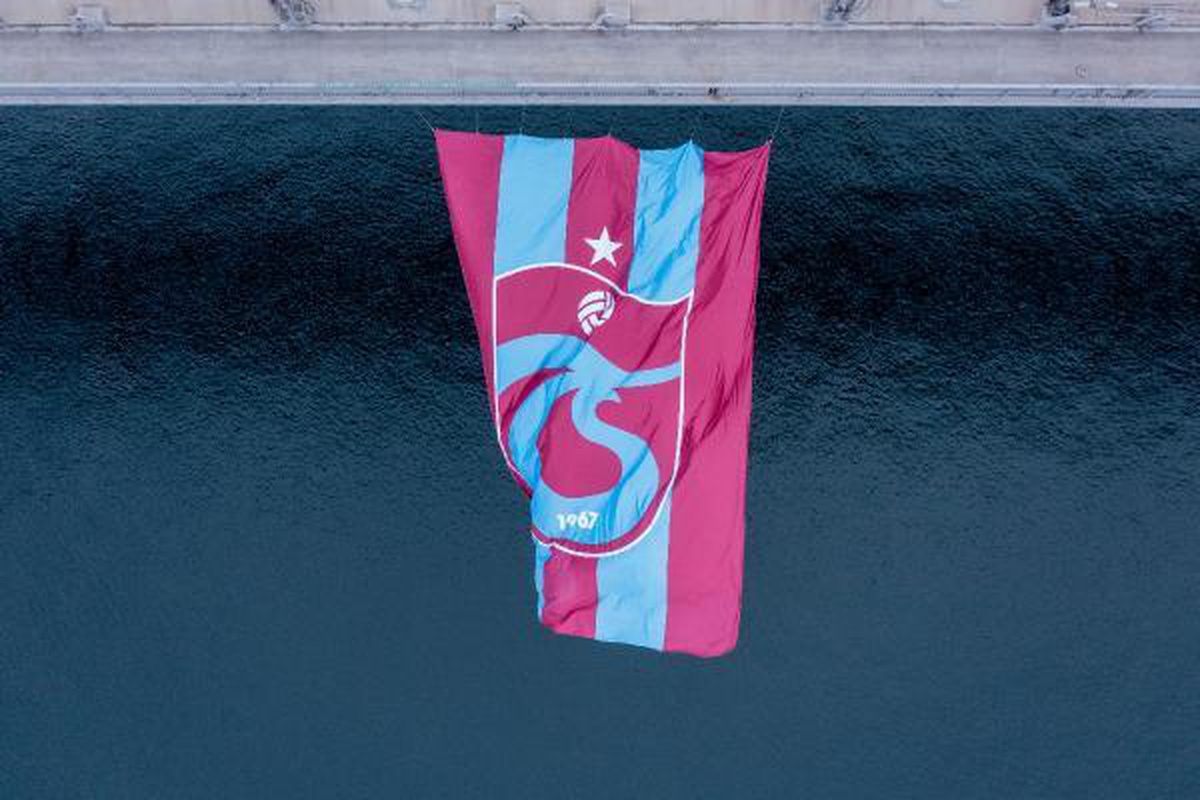 Trabzonspor\'un bayrağı 15 Temmuz Şehitler Köprüsü\'ne asıldı