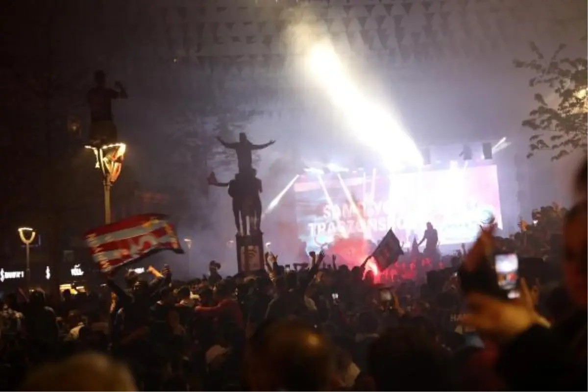 Bordo mavililer şampiyonluğu gece geç saatlere kadar kutladı