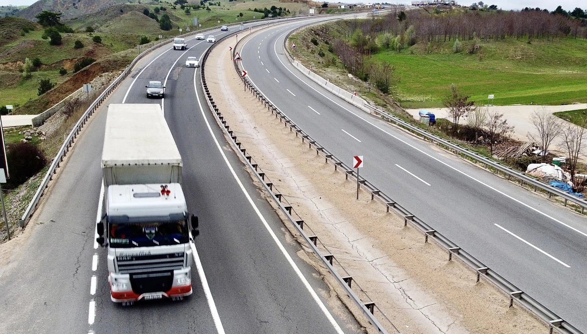 D-100 kara yolunun Karabük kesiminde akıcı bayram trafiği yoğunluğu yaşanıyor