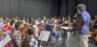 Dar gelirli ailelerin çocuklarını müzikle buluşturan orkestra büyüyor