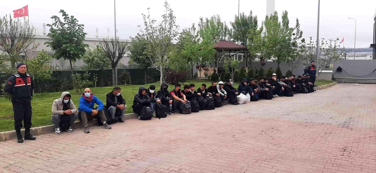 Durdurulan araçtan 27 yabancı uyruklu şahıs çıktı