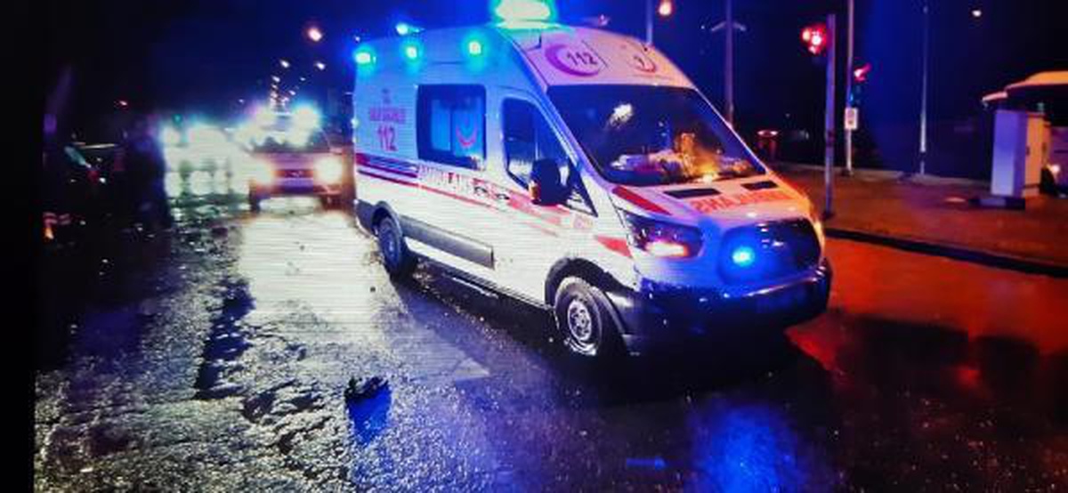 ELAZIĞ\'DA AMBULANS İLE OTOMOBİL ÇARPIŞTI: 5 YARALI