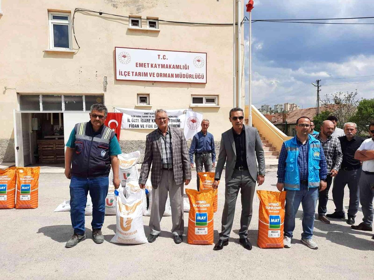 Emet\'te çiftçilere yüzde 75 hibeli ayçiçeği ve nohut tohumu dağıtıldı
