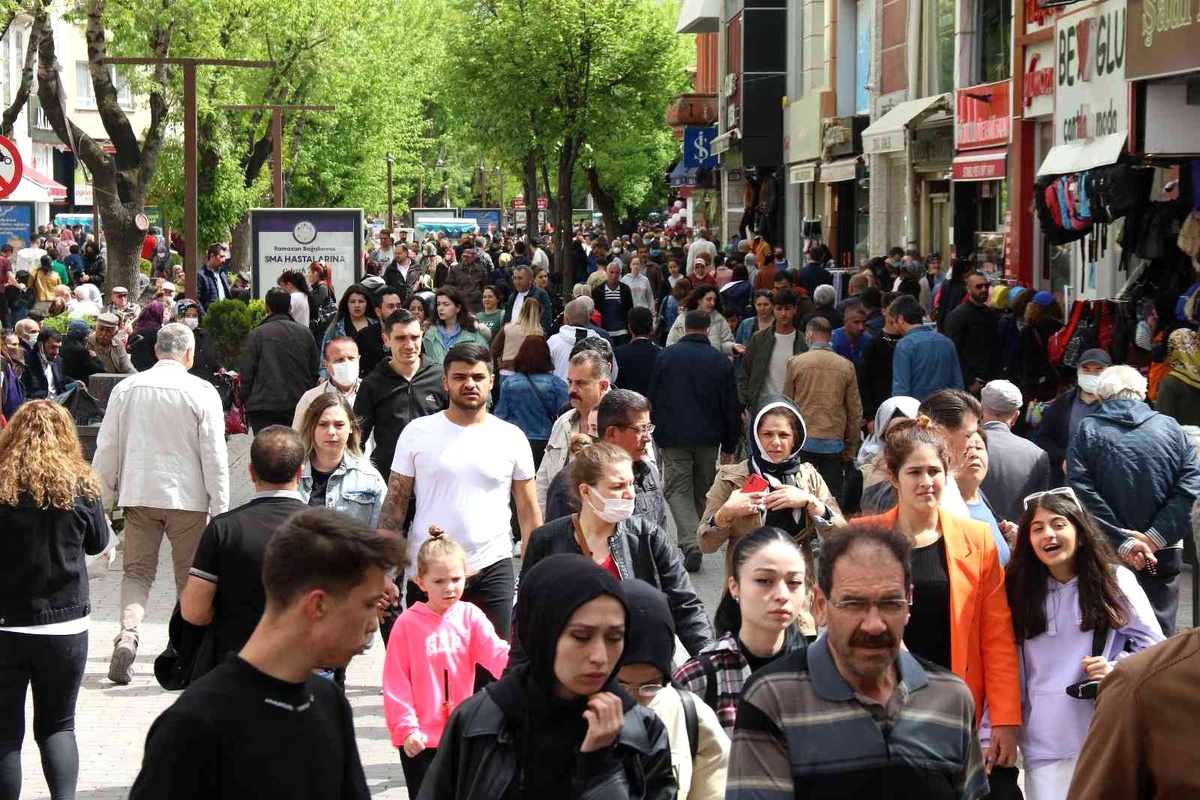 Eskişehir\'de \'iğne atsan yere düşmez\' dedirten arife günü kalabalığı