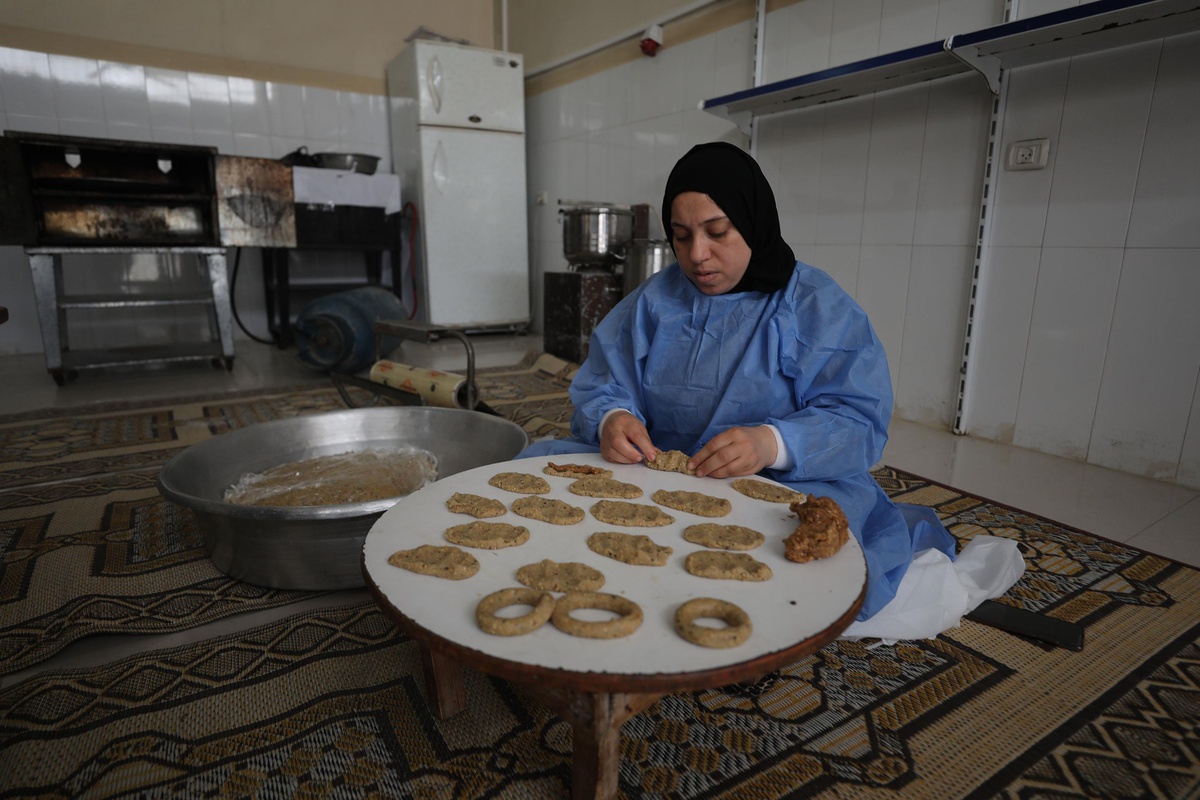Gazze\'de tütsülenmiş balık, lokum ve çörek üretimi bayram öncesi ikiye katlandı