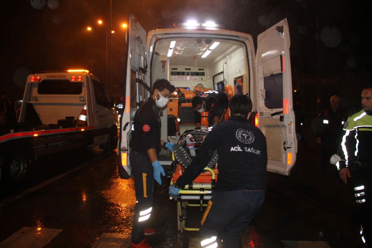 Hafif ticari araç ışıklarda bekleyen otomobile çarptı, 9 kişi yaralandı