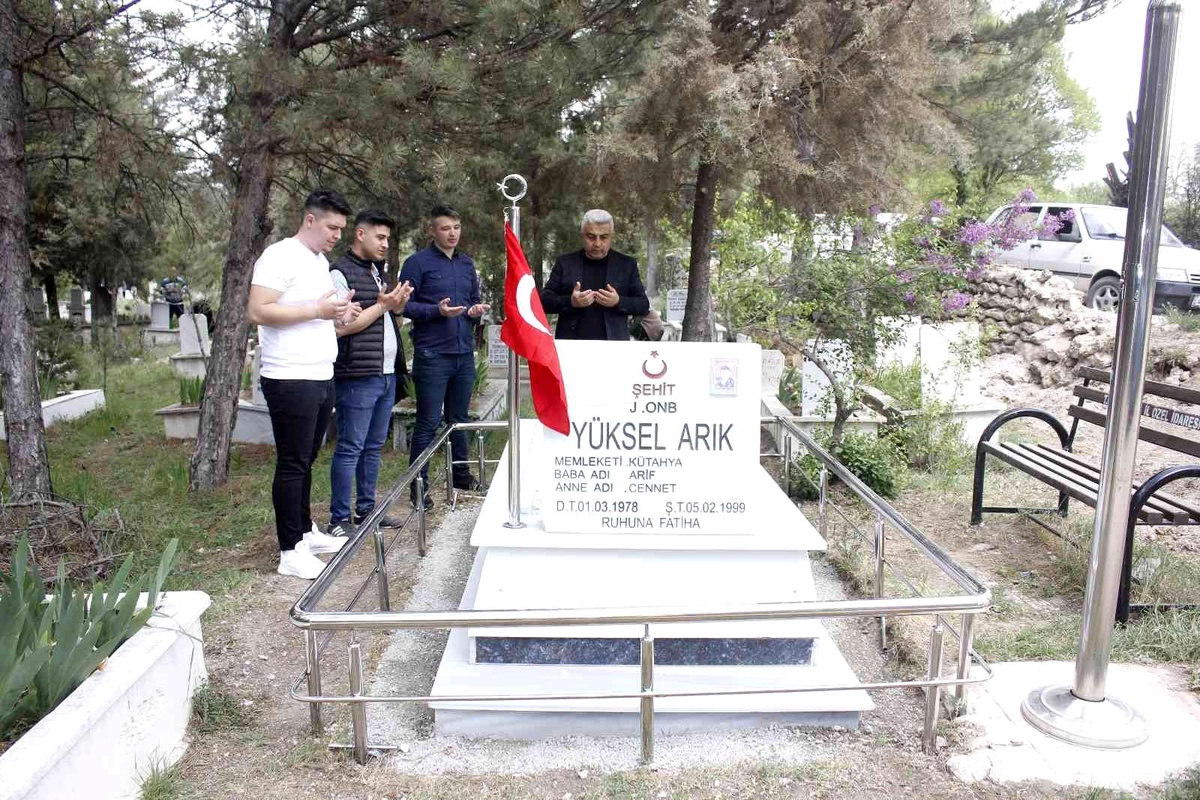 Hisarcık\'ta arife günü vatandaşlar mezarlığa akın etti