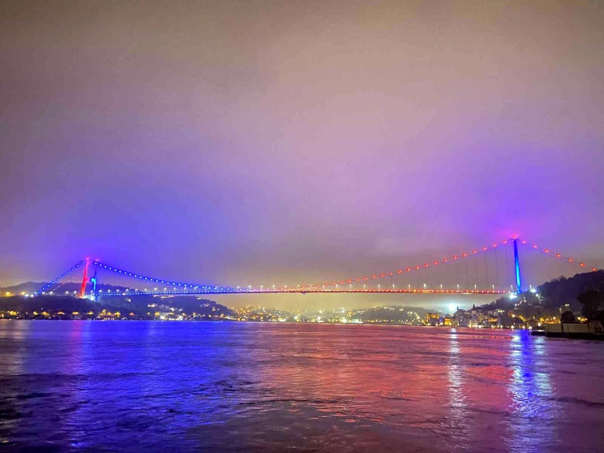 İstanbul\'da köprüler Trabzonspor\'un renkleriyle ışıklandırıldı