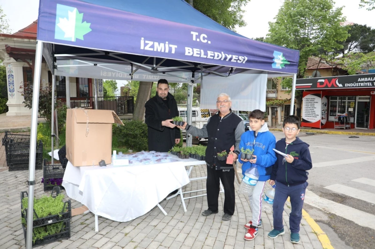 İzmit Belediyesi, Arife Günü Mezarlıklarda Cüz ve Çiçek Dağıttı