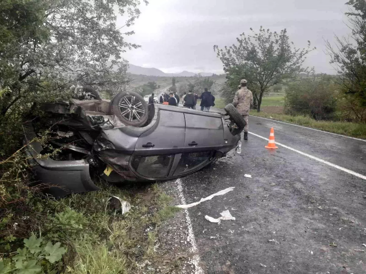 Kayganlaşan yolda kontrolden çıkan otomobil takla attı: 4 yaralı