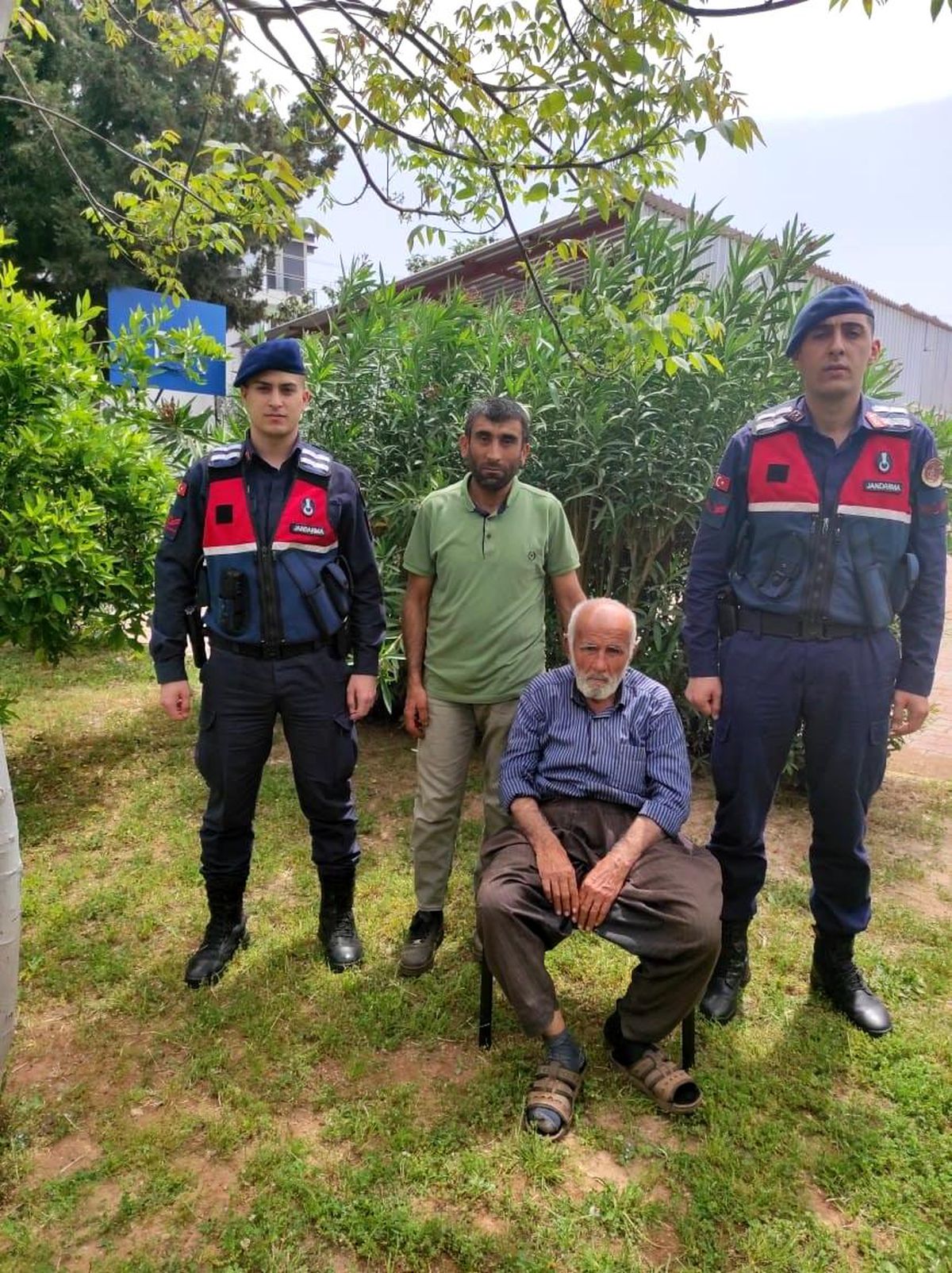 Kayıp Alzheimer hastasını jandarma oğluna teslim etti