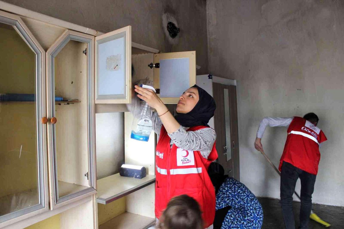 Kızılay, Cizre\'de ihtiyaç sahibi ailenin evini onararak bayrama hazırladı