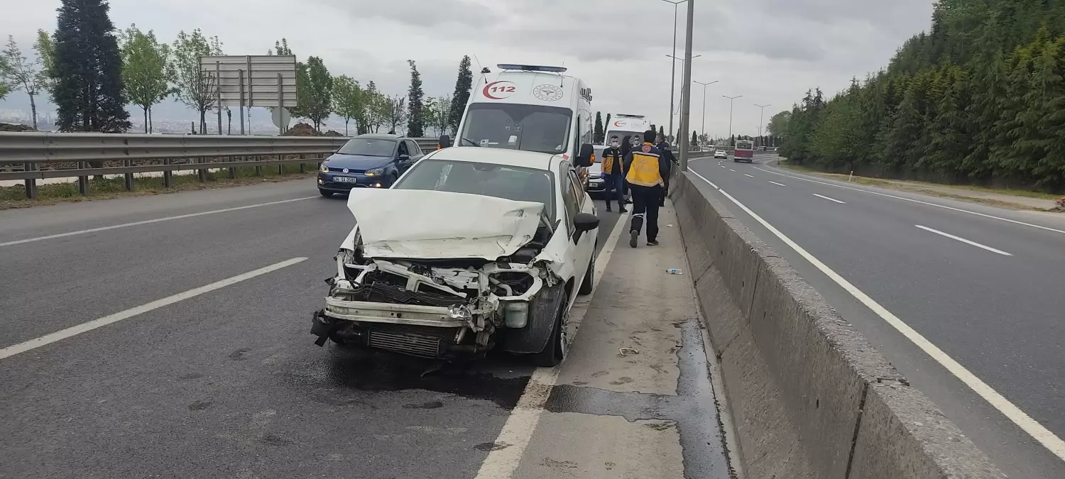 Kocaeli\'de bariyere çarpan otomobildeki anne ve kızı yaralandı