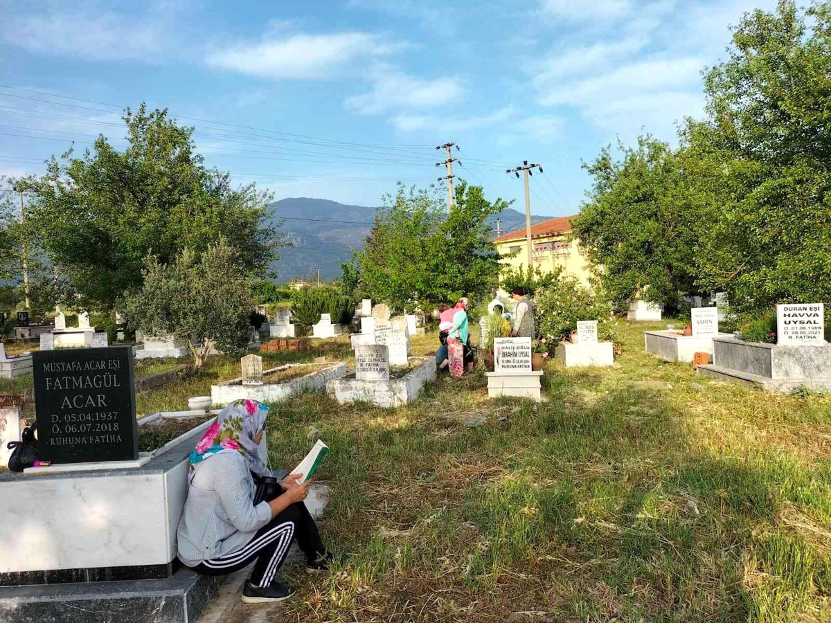 Köyceğiz\'de arife gününde mezarlıklar unutulmadı