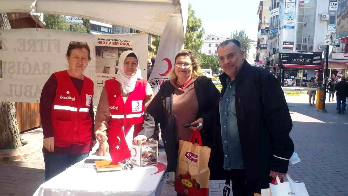 Kuşadası\'nda "İyilik Sensiz Olmaz" kampanyası yoğun ilgi gördü
