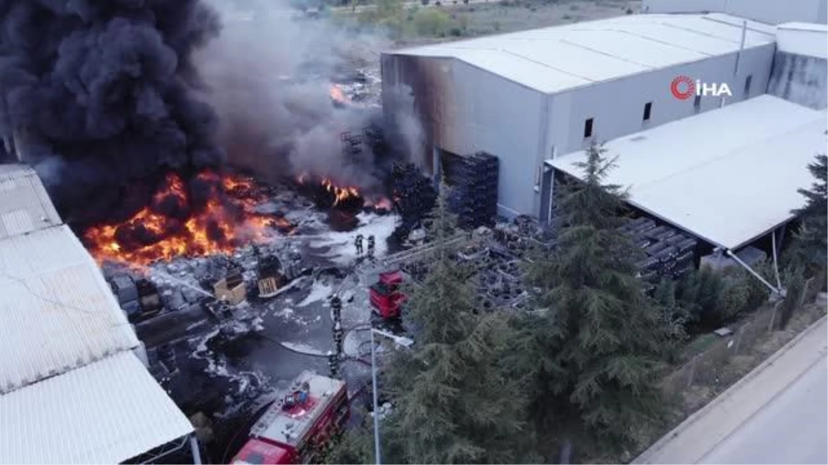 Lastik fabrikasındaki yangın 3 saatlik çalışma sonrası kontrol altına alındı