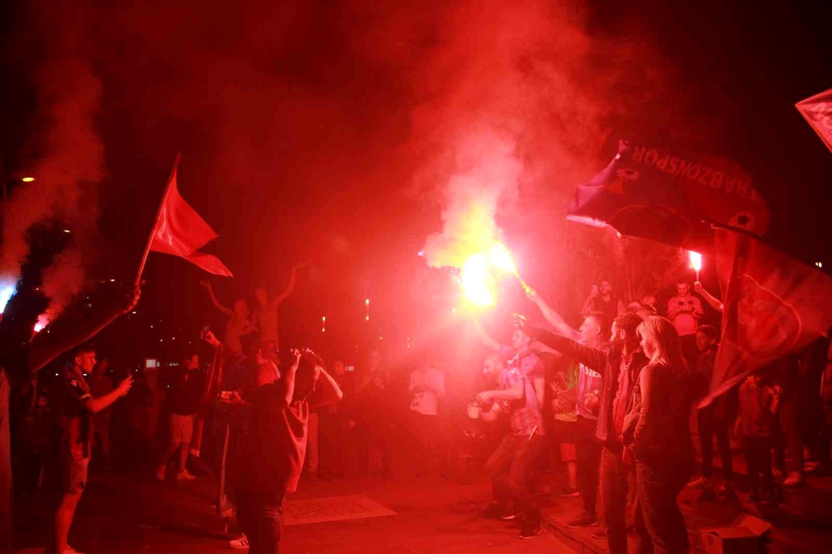 Marmaris\'te Trabzonspor şampiyonluğu konvoylar ve meşaleler ile kutlandı