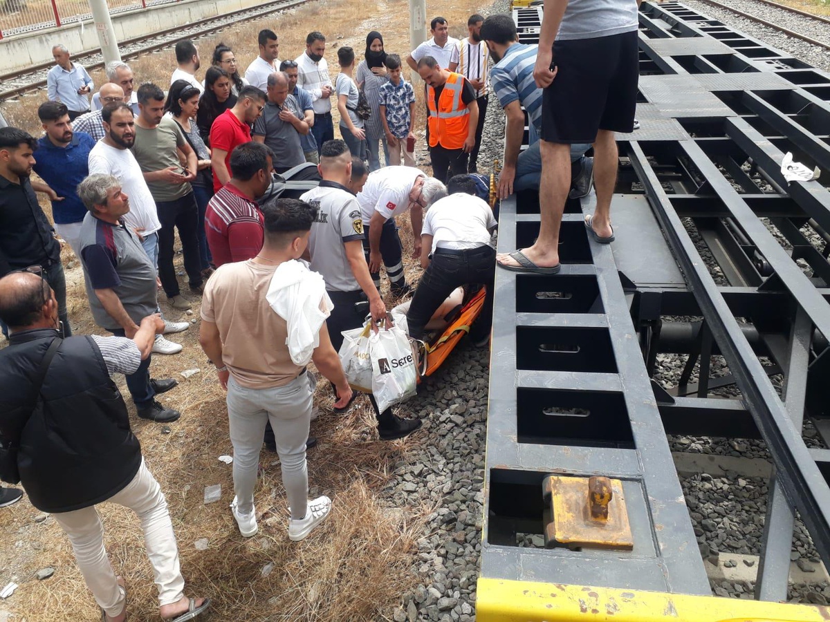 Mersin\'de yük treninin çarptığı kadın yaralandı