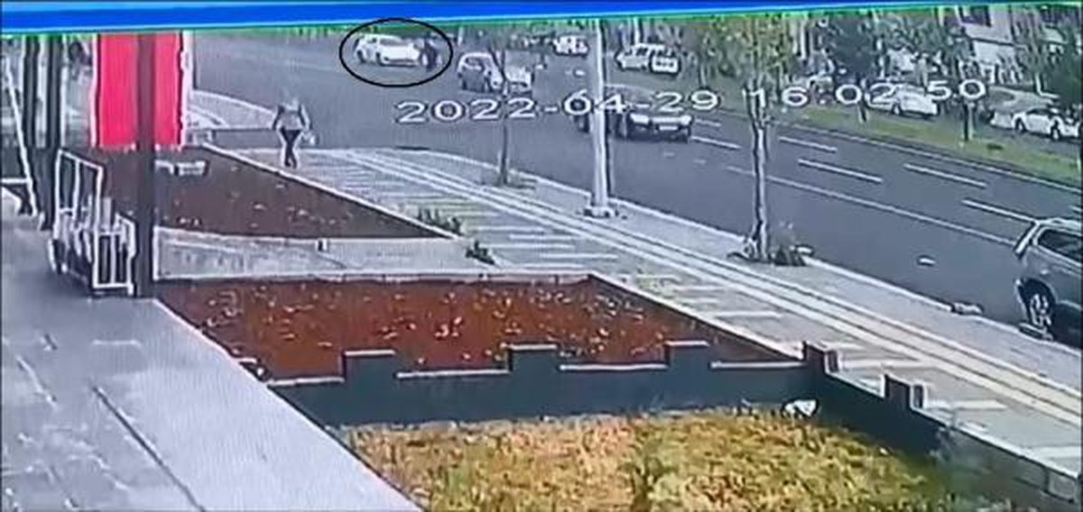 Son dakika haber | OTOMOBİLİN ÇARPTIĞI KADIN ÖLDÜ; KAZA ANI KAMERADA