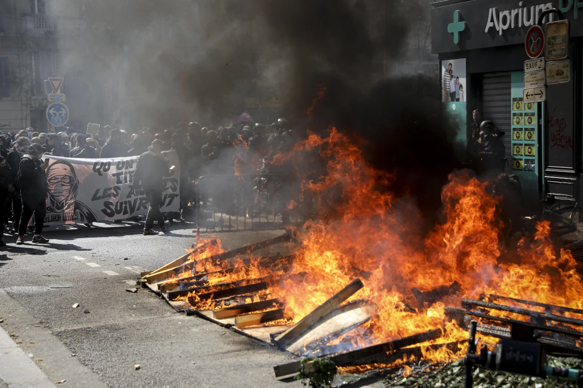 Paris\'te düzenlenen 1 Mayıs gösterisinde gergin anlar yaşandı