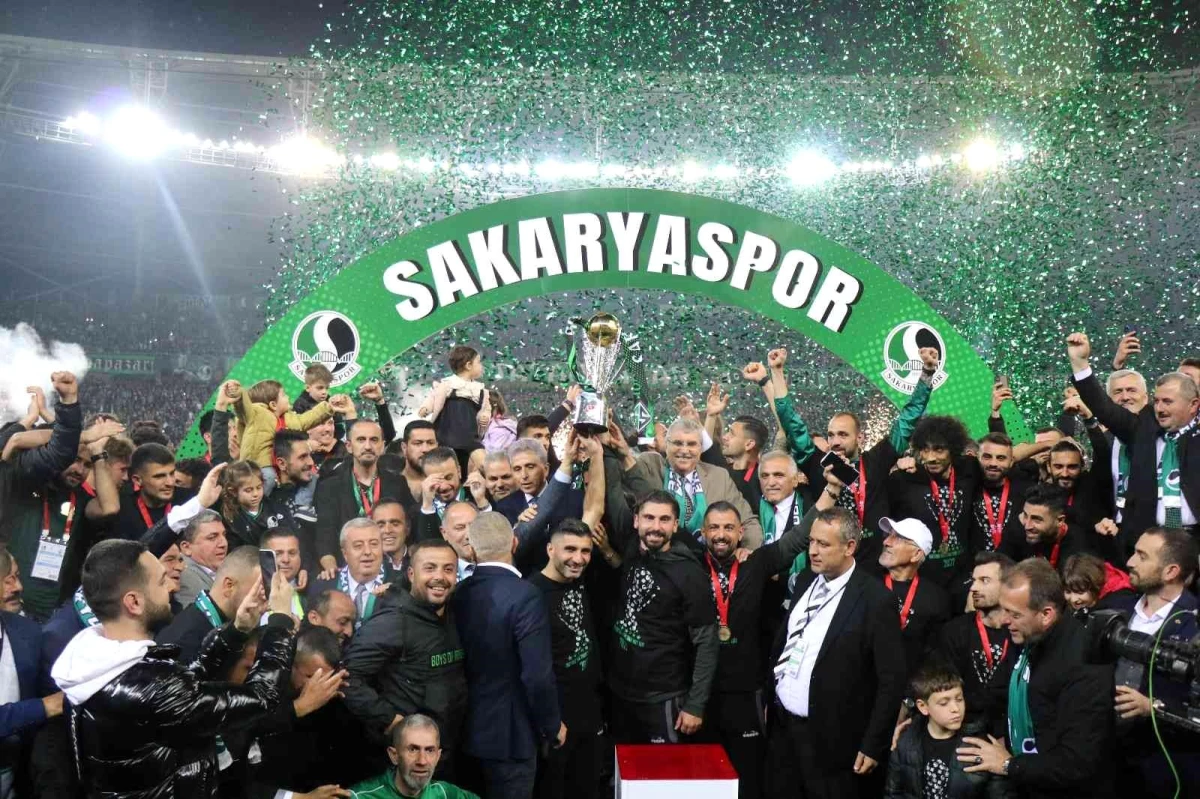 Sakaryaspor taraftarı şampiyonluğu kutluyor (3)