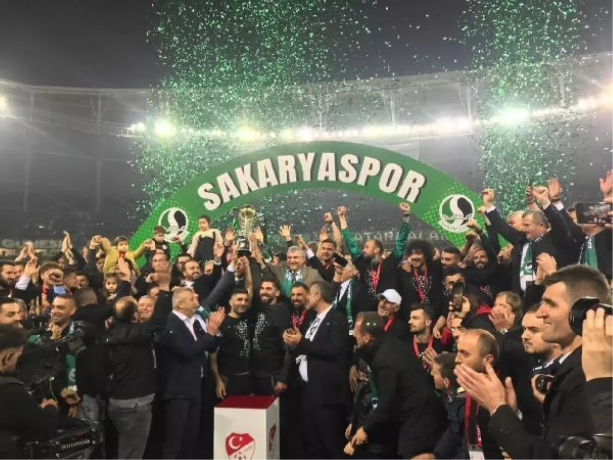 Sakaryaspor şampiyonluk kupasını kaldırdı