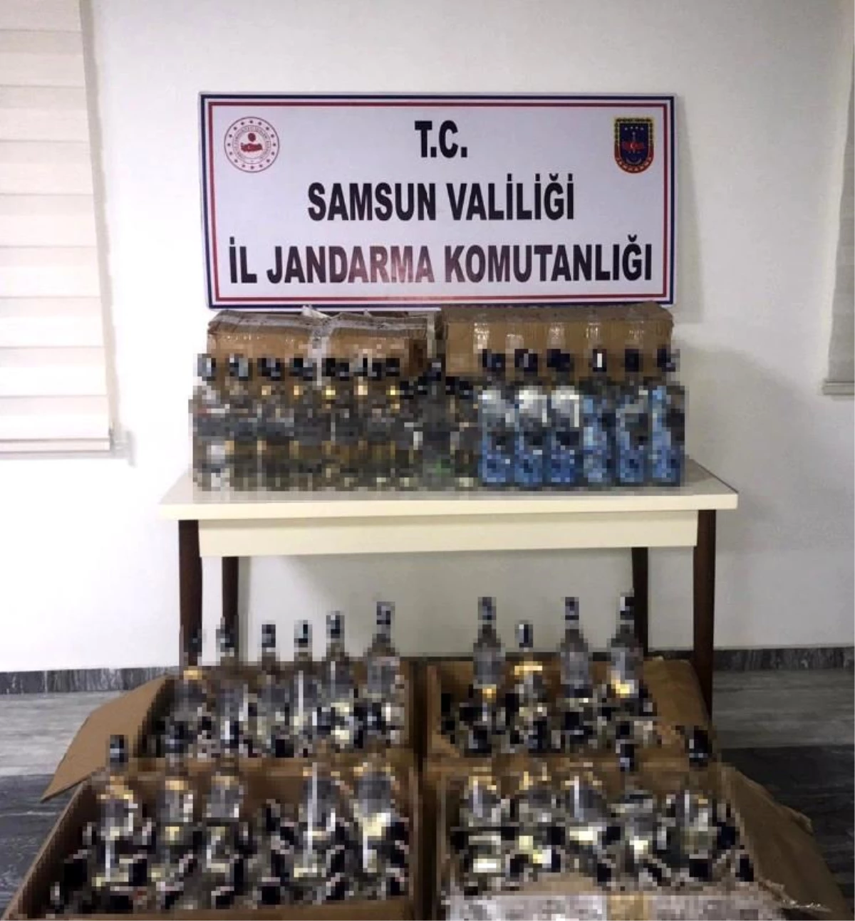 Samsun\'da 251 şişe sahte bandrollü içki ele geçirildi