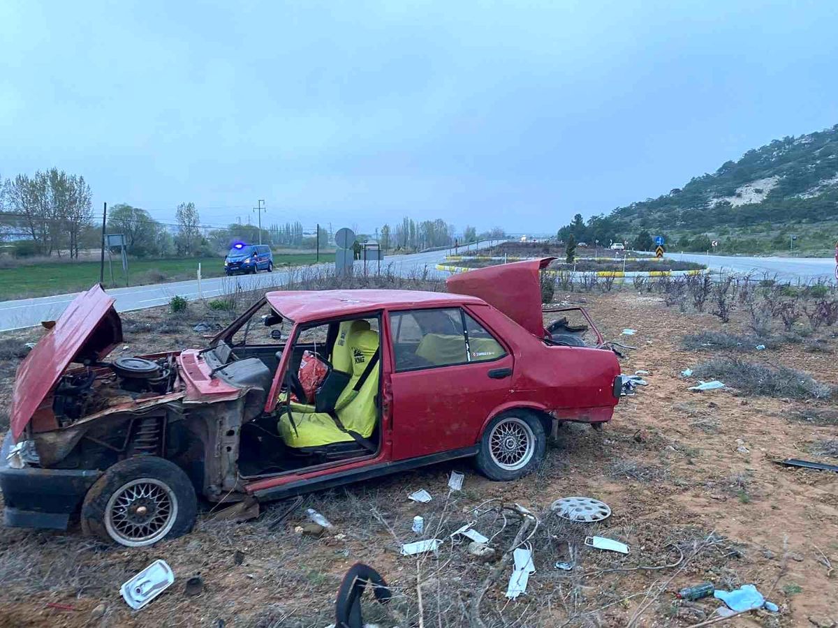 Takla atan araçta baba öldü, oğlu ağır yaralandı