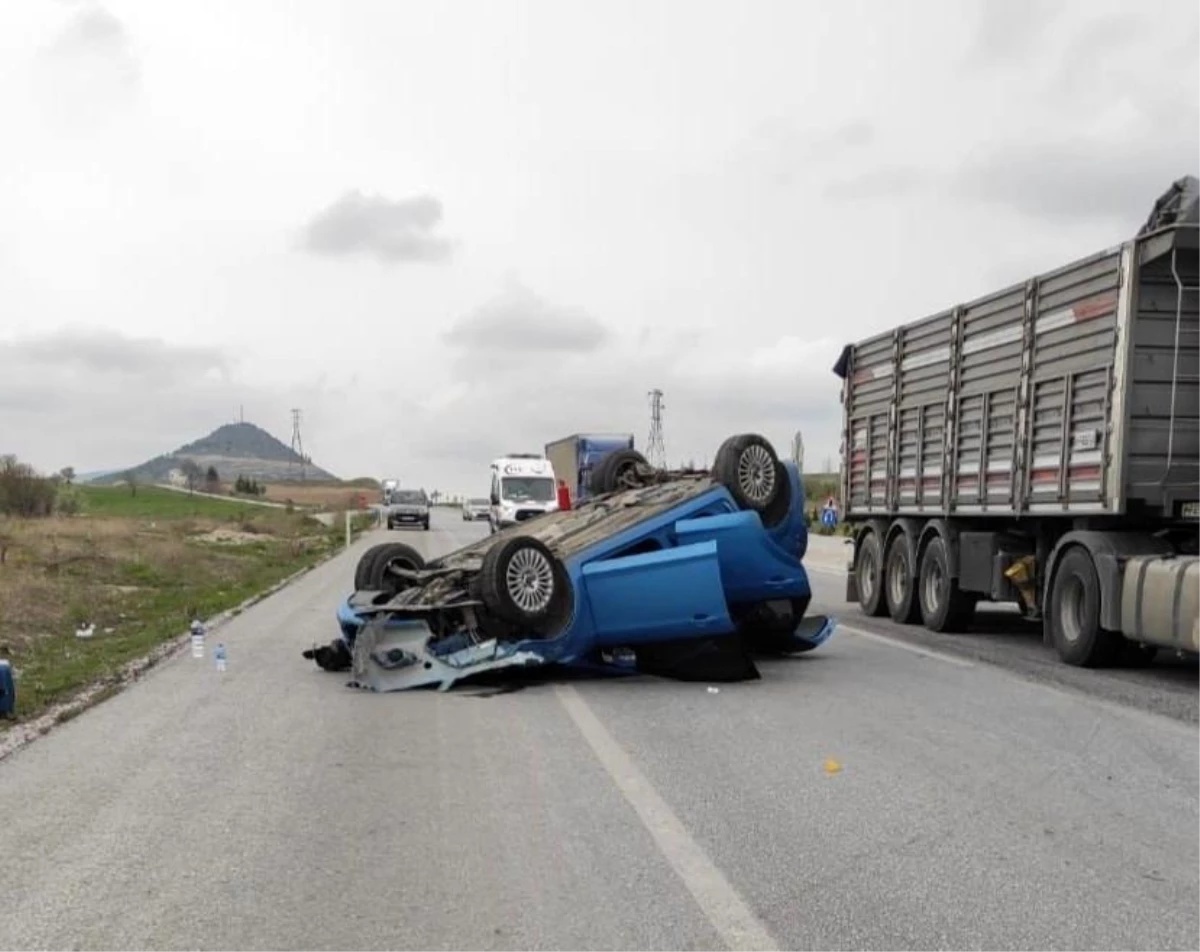 Takla atan otomobil yol ortasında ters dönerek durdu