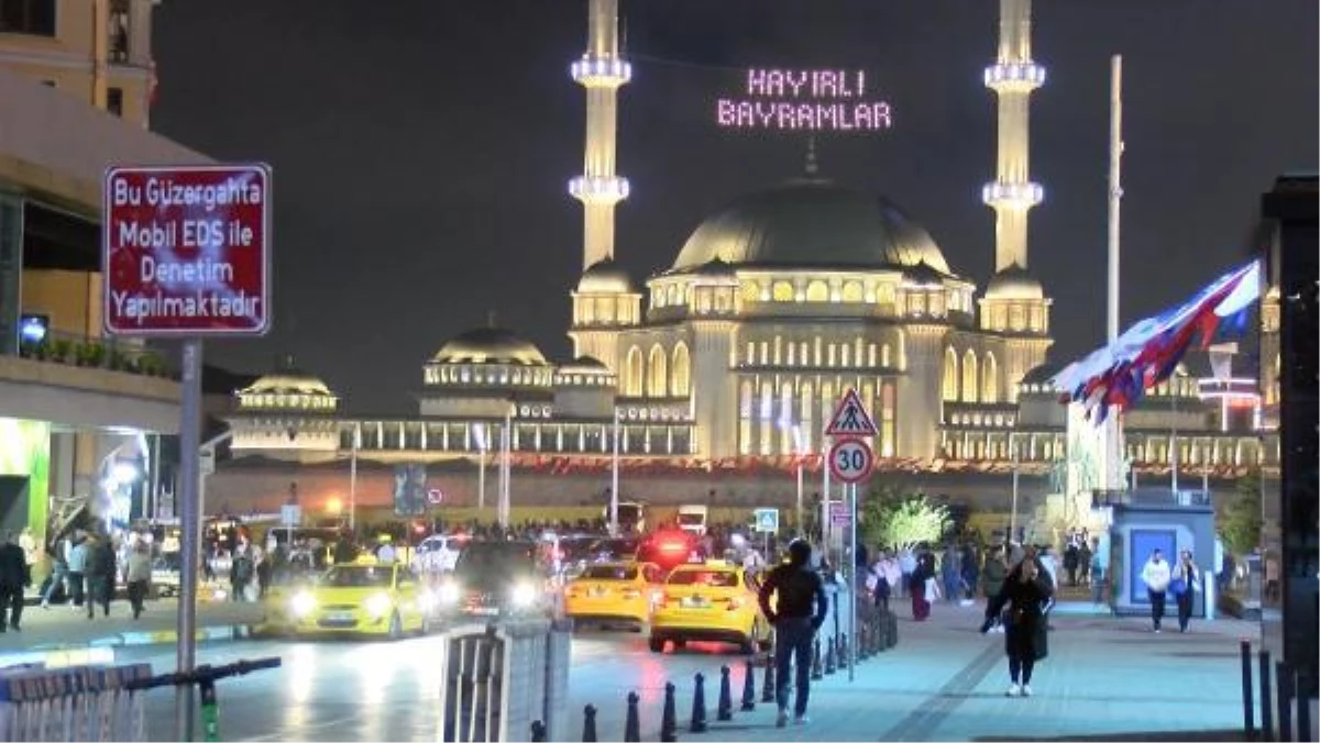 Taksim Meydanı ile çevresi, araç ve yaya trafiğine tekrar açıldı