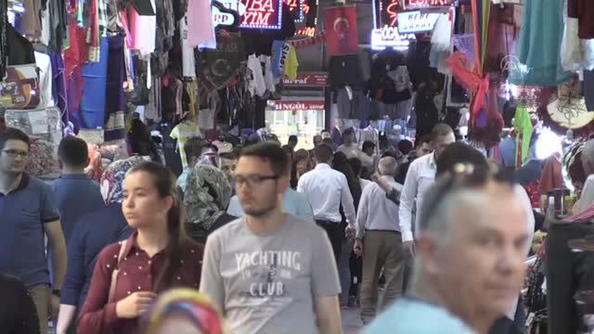 Tarihi Kapalı Çarşı\'nın tezgahlarında bayram yoğunluğu yaşanıyor