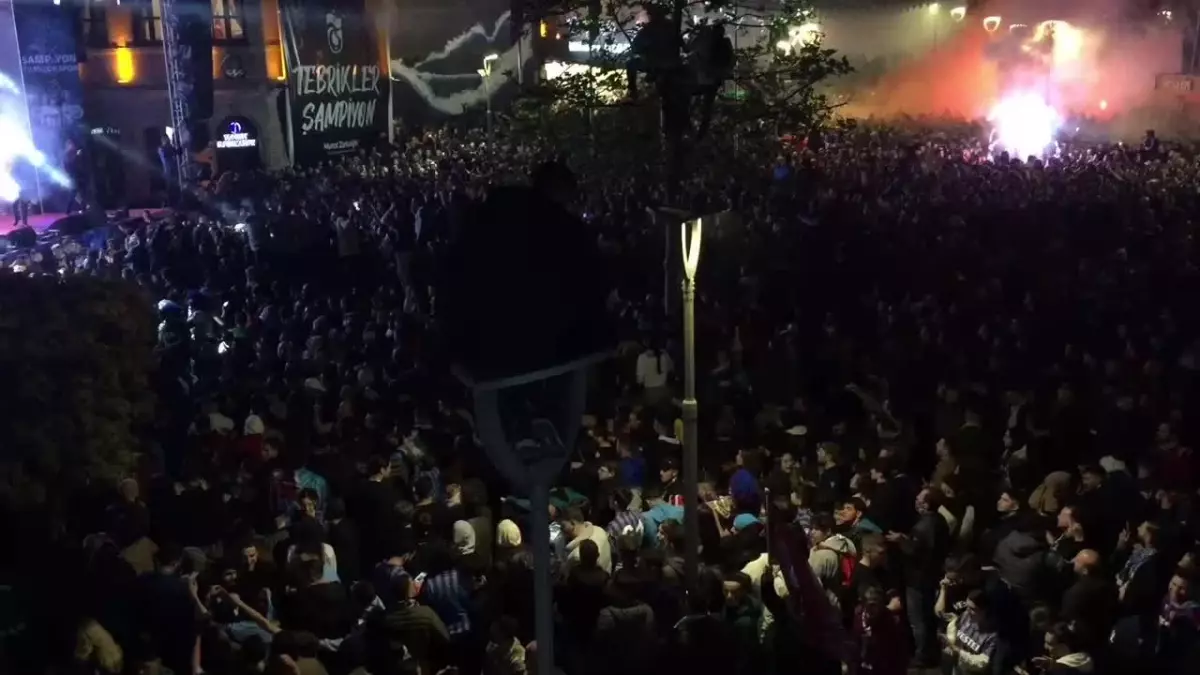 Trabzon'da Şampiyonluk Kutlamaları Gece Boyu Sürdü