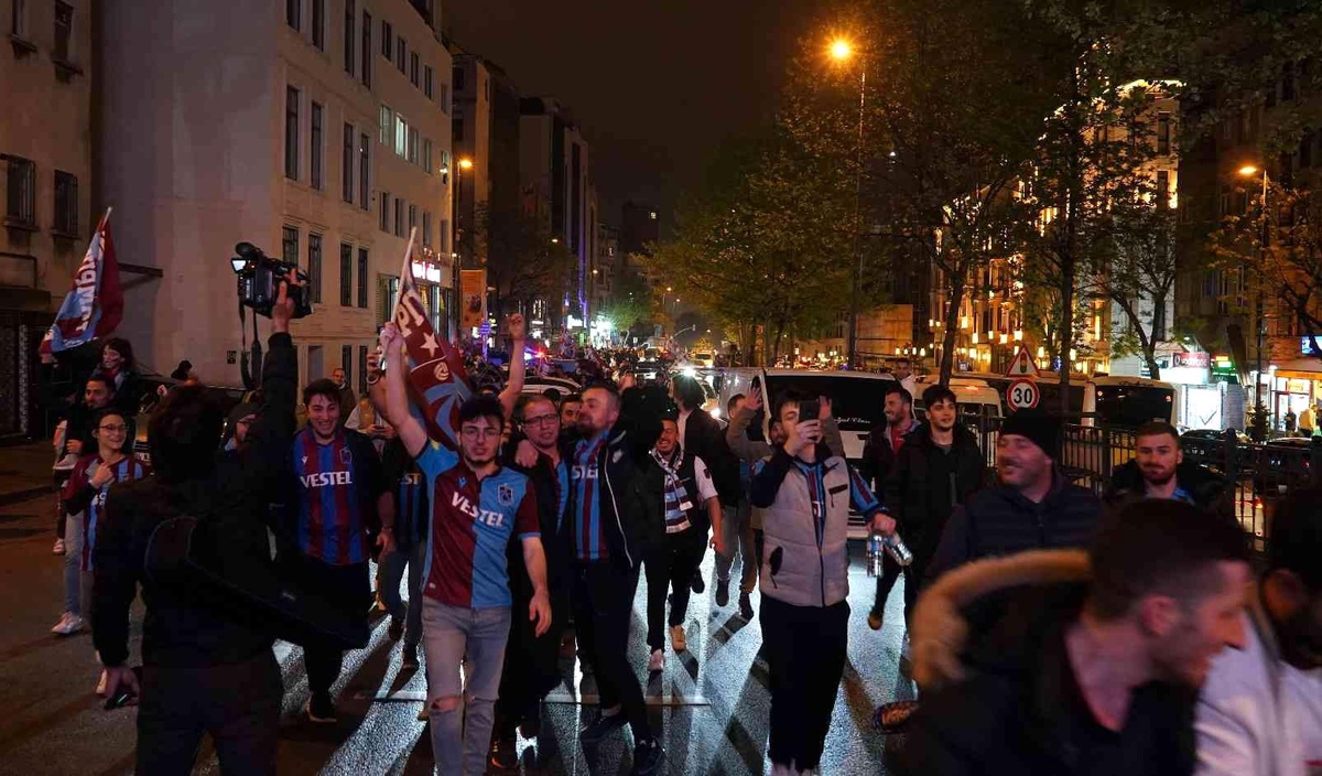 Trabzonspor taraftarı Taksim\'e akın etti