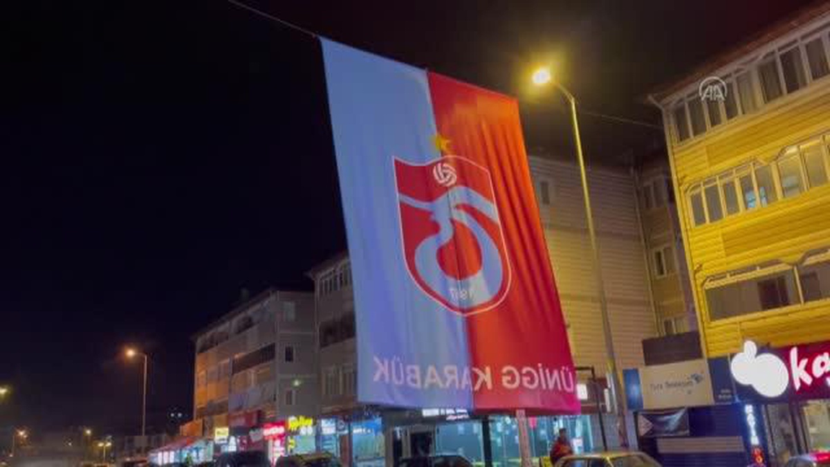 Trabzonspor taraftarları şampiyonluğu kutluyor