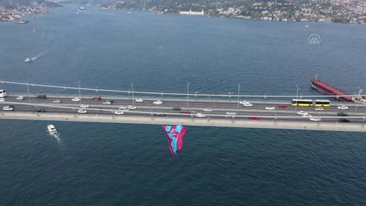 Trabzonspor bayrağının İstanbul\'daki köprülere asılma görüntüleri paylaşıldı