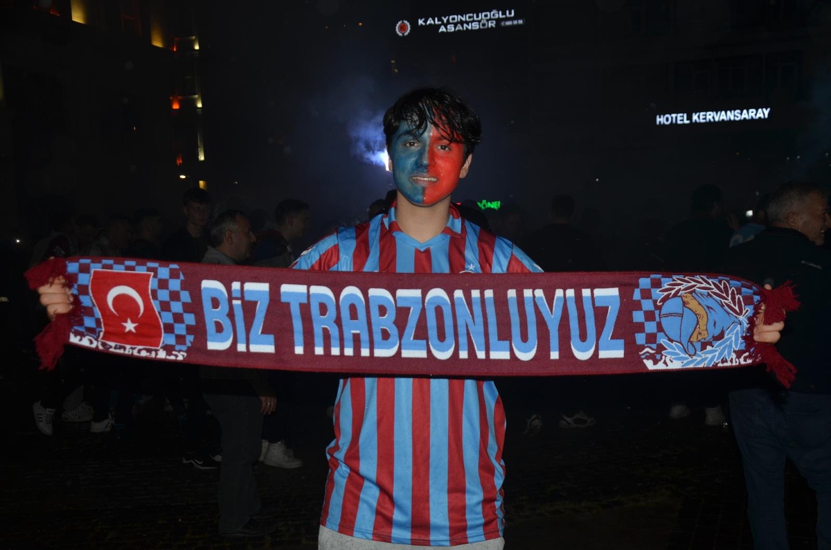 Trabzonsporlu taraftarların Ordu\'da şampiyonluk coşkusu