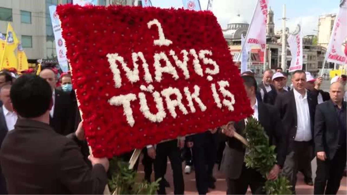 TÜRK-İŞ heyeti Taksim\'deki Cumhuriyet Anıtı\'na çelenk bıraktı