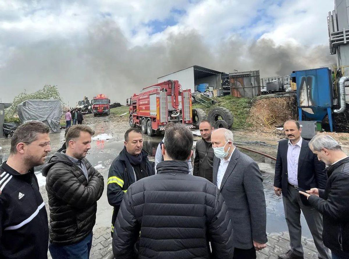 Vali Şentürk, yangın çıkan fabrikada incelemede bulundu
