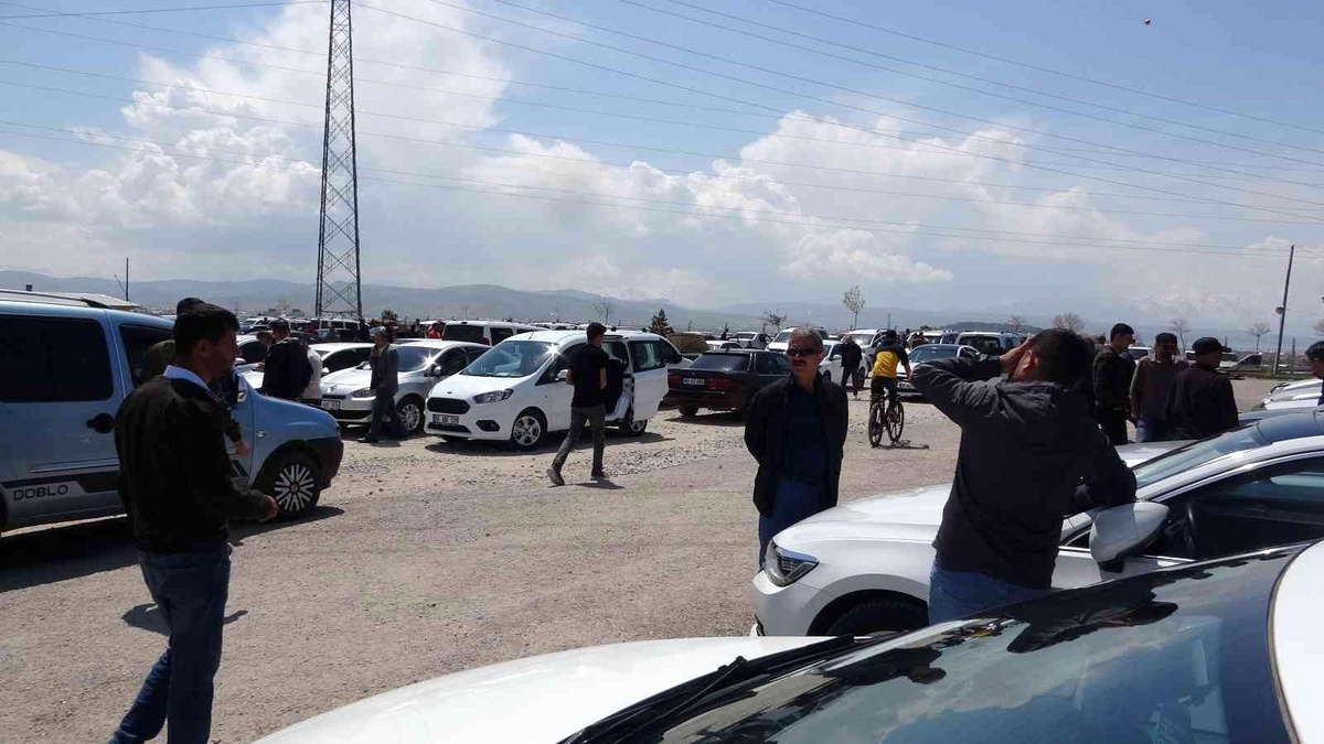 Van\'da Ramazan Bayramı öncesi açık oto pazarında yoğunluk