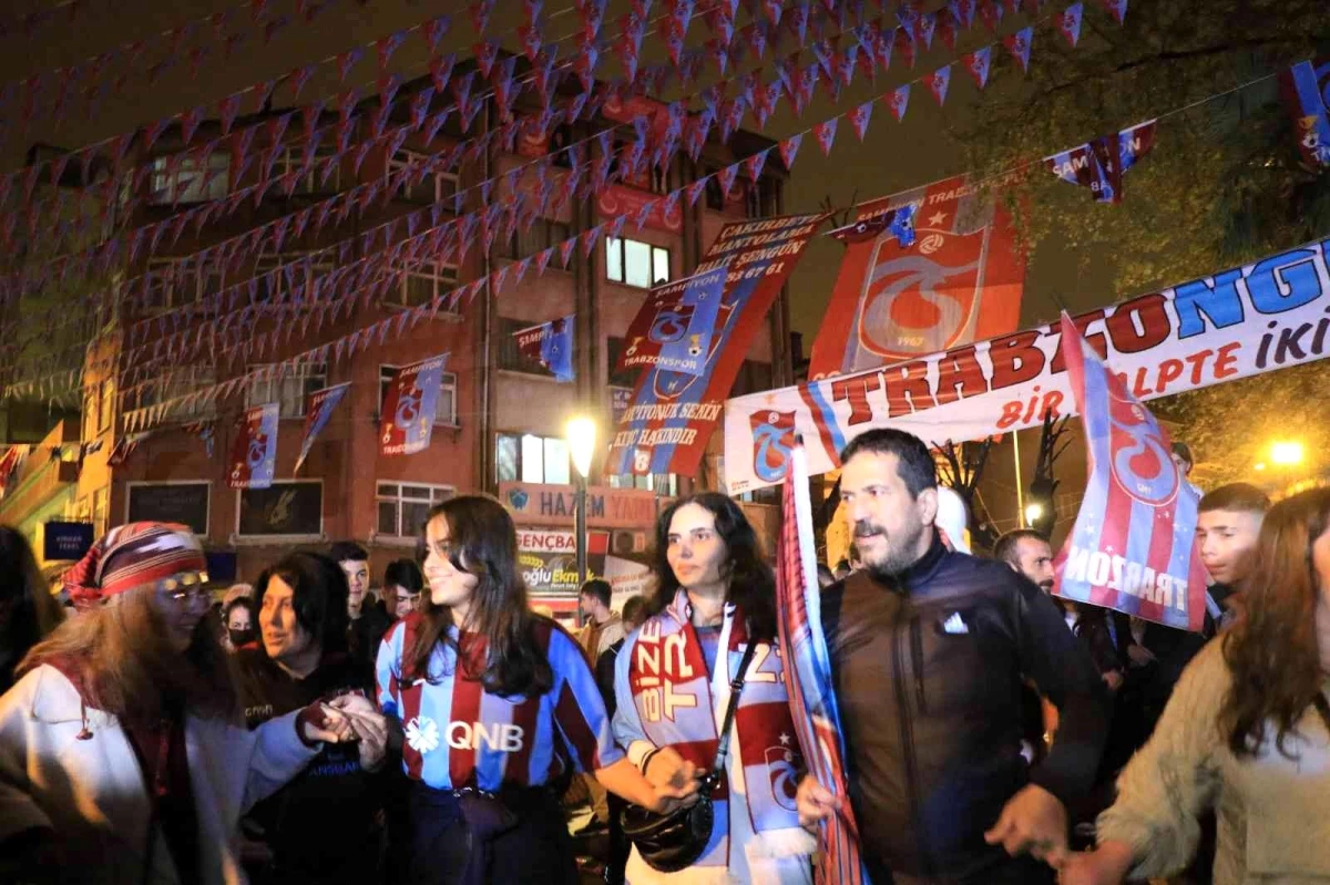 Zonguldaklılar Trabzonspor\'un şampiyonluğunu kutladı